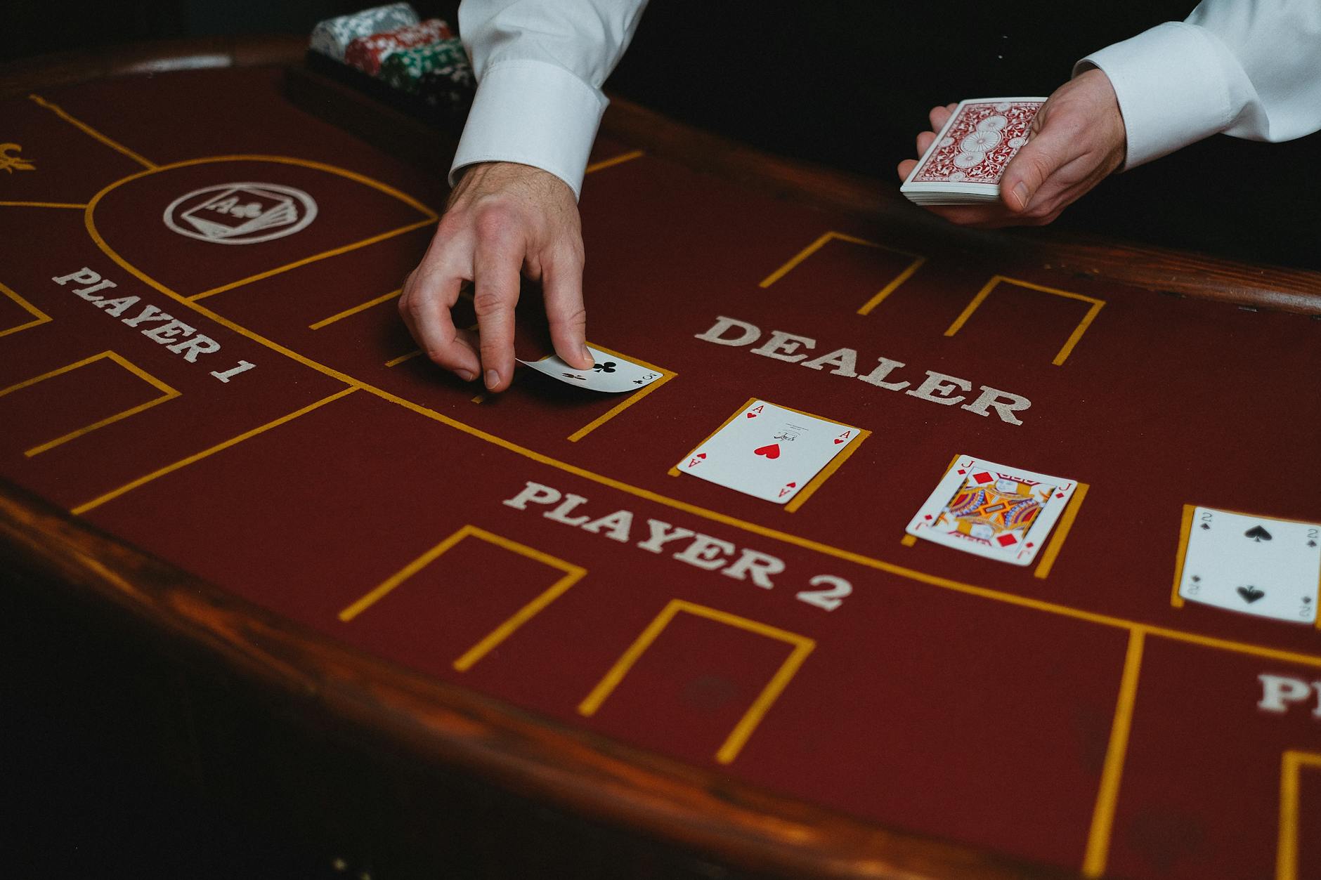Người chơi blackjack đang cân nhắc hit hoặc stand trước lá bài của dealer