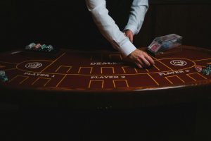Cận cảnh một ván blackjack với bài của người chơi và lá bài ngửa của nhà cái