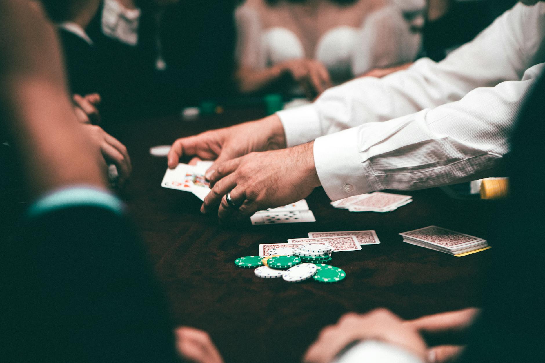 Người chơi blackjack chia chip thành các mức cược rõ ràng để quản lý vốn