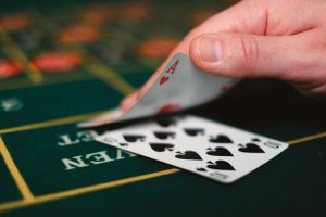 Các lá bài baccarat minh họa cách cộng điểm theo hàng đơn vị