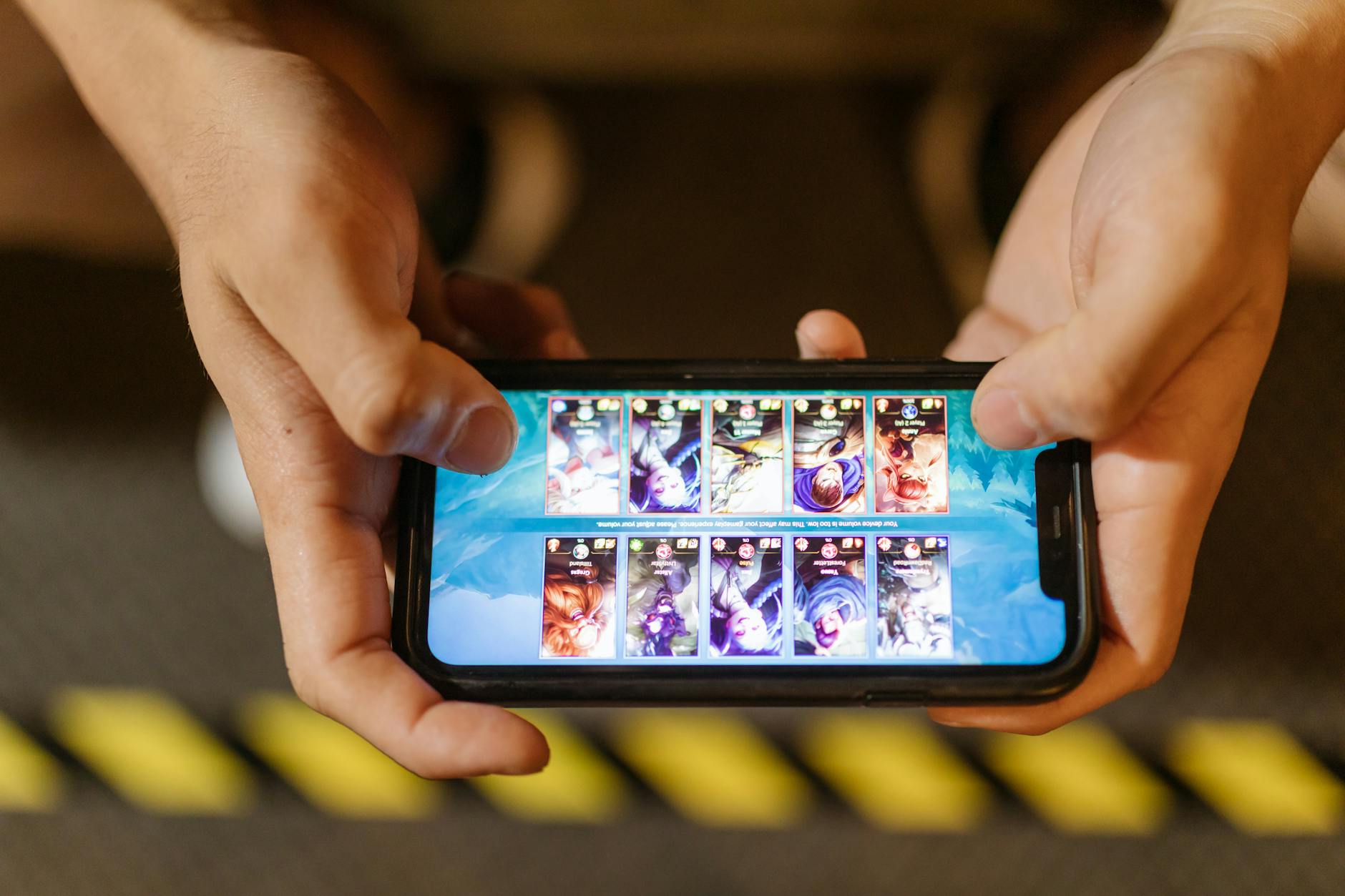 Người chơi dùng điện thoại để tham gia game bài trực tuyến trong không gian thoải mái