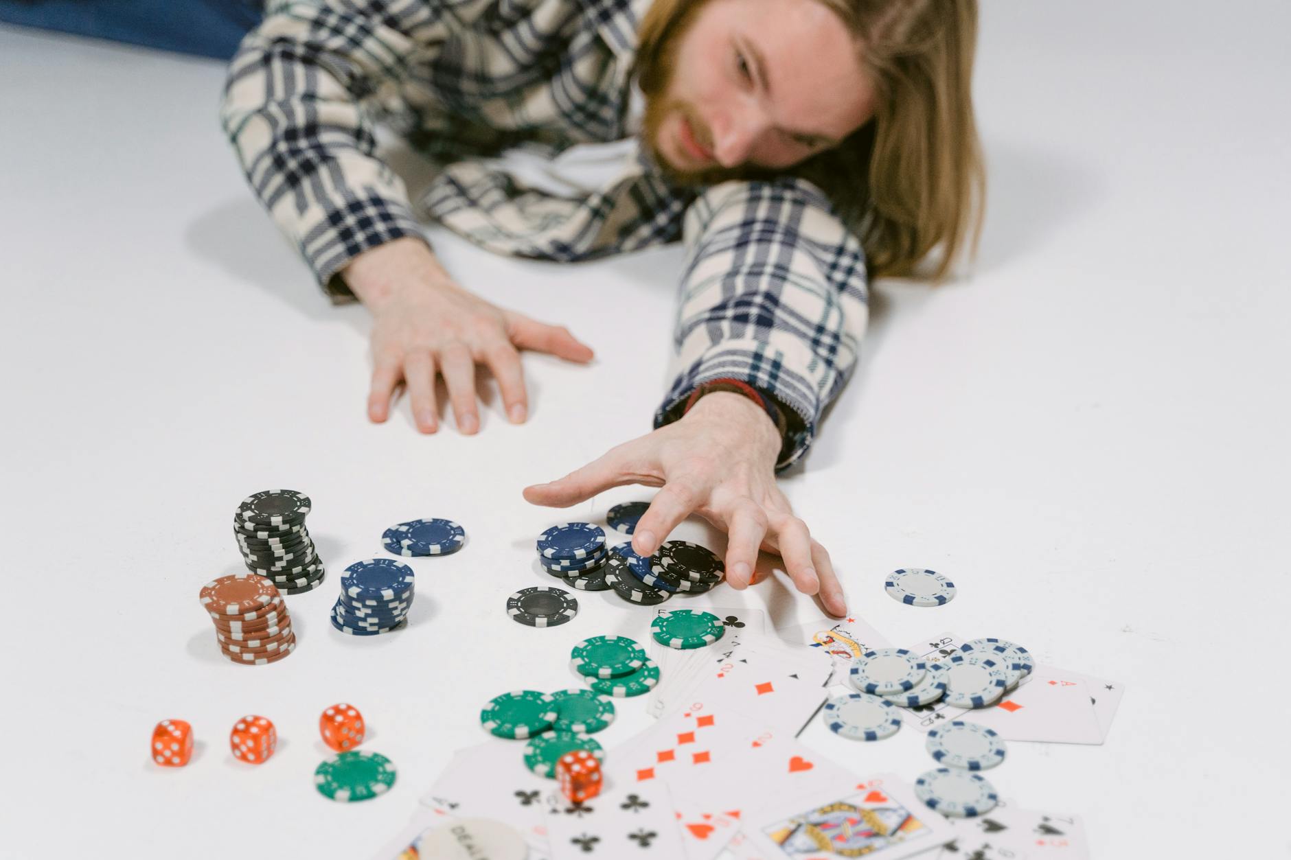 Người chơi poker ghi chú chiến thuật và quản lý vốn