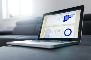 Người làm affiliate đang phân tích số liệu traffic và chuyển đổi trên laptop