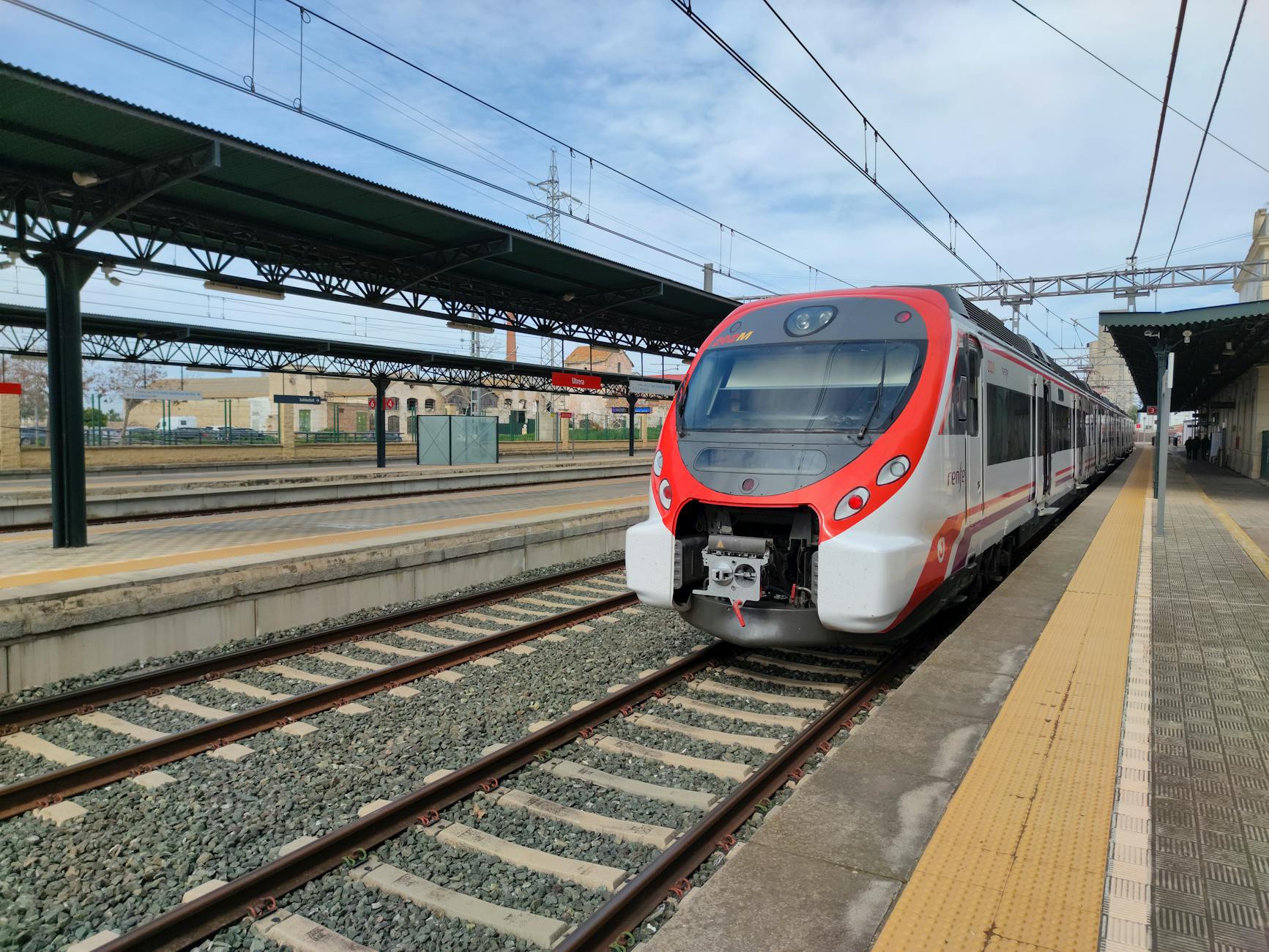 Người chơi theo dõi bảng tỷ lệ và phân tích kèo trước giờ bóng lăn