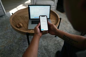 Người dùng kiểm tra kết nối mạng khi không truy cập được website