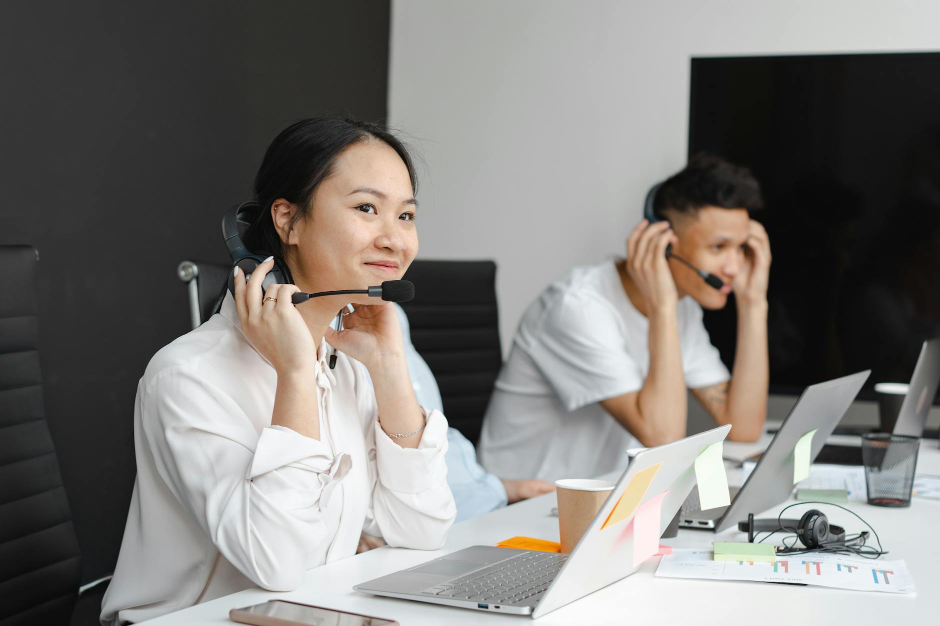 Hình minh họa liên hệ bộ phận hỗ trợ khách hàng trực tuyến