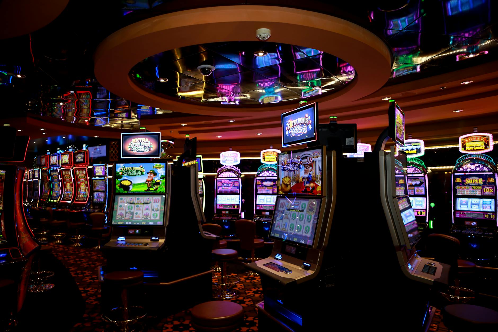Hình ảnh slot game với các cuộn quay đầy màu sắc trên màn hình điện thoại