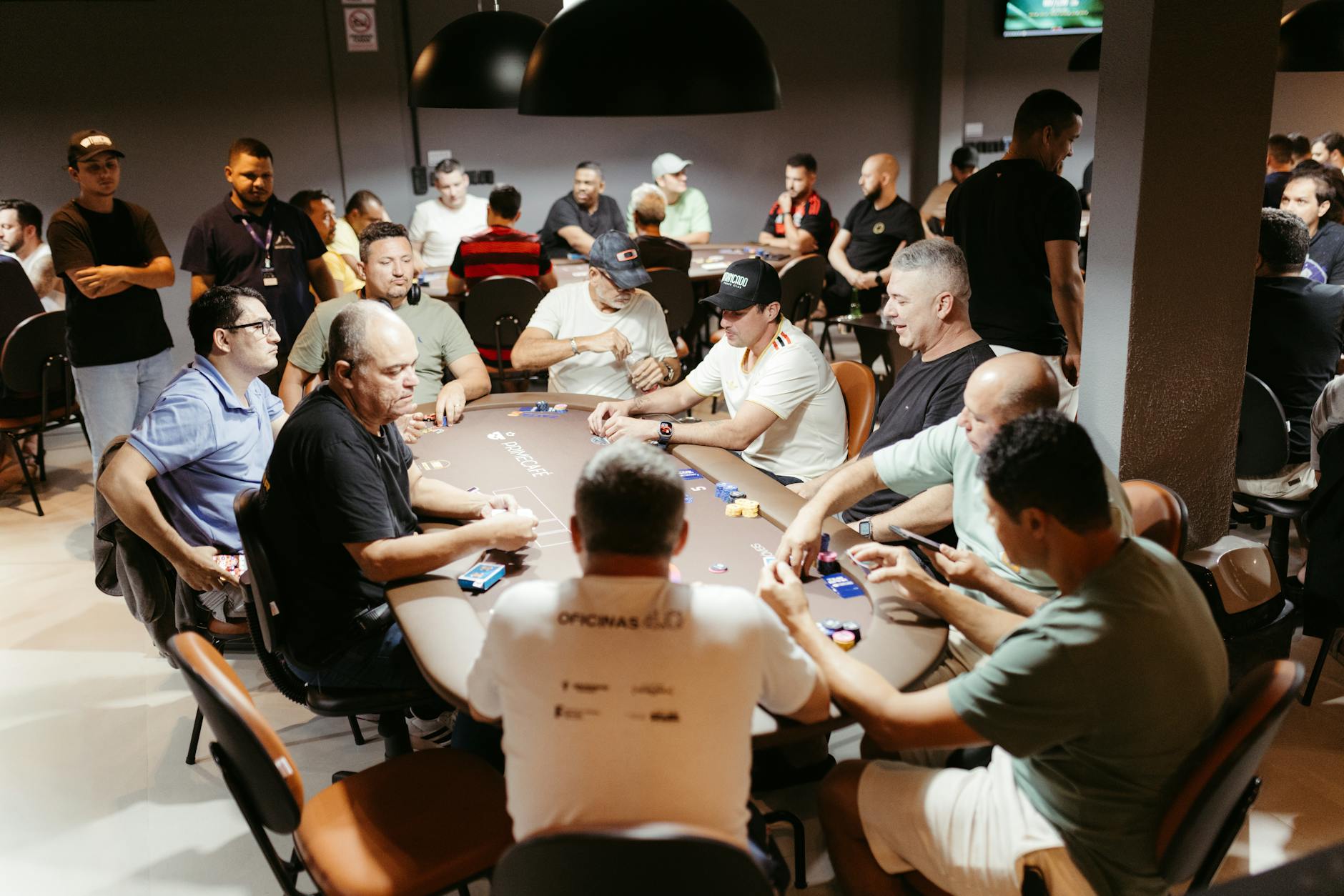 Minh họa bàn poker với nguy cơ bot và thông đồng