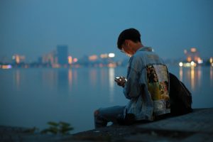 Người dùng thao tác khôi phục mật khẩu trên điện thoại