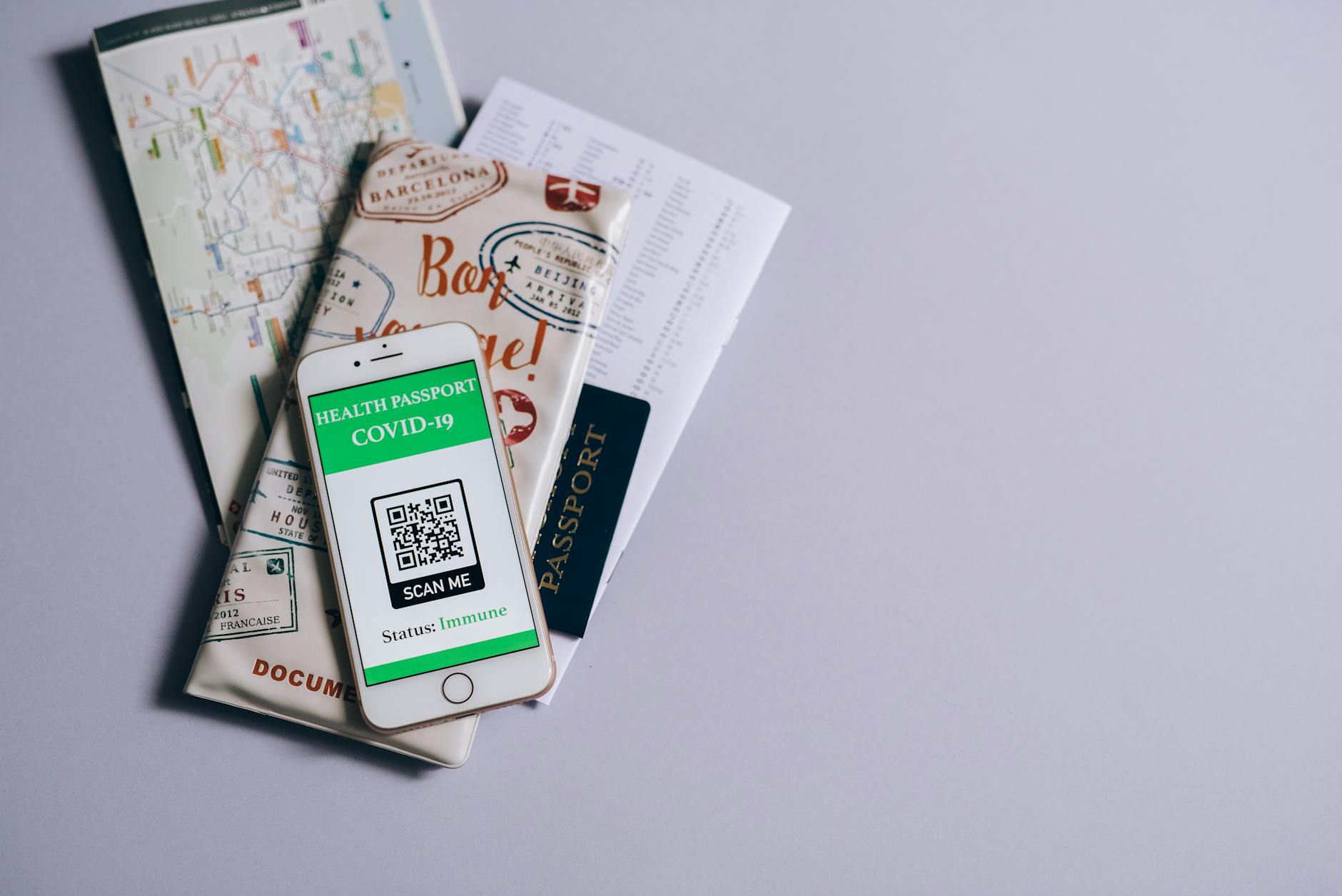 Người dùng quét mã QR để nạp tiền nhanh trên điện thoại