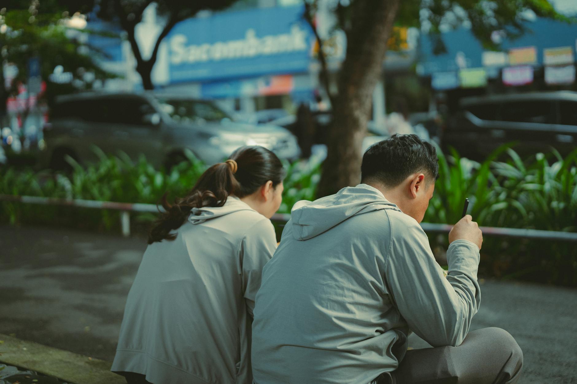Người dùng liên hệ bộ phận hỗ trợ trực tuyến trên điện thoại khi không đổi được tên