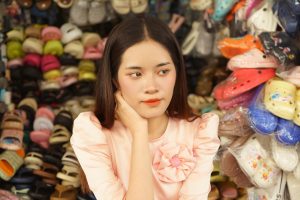 Người dùng theo dõi thông báo kèo mới trên điện thoại