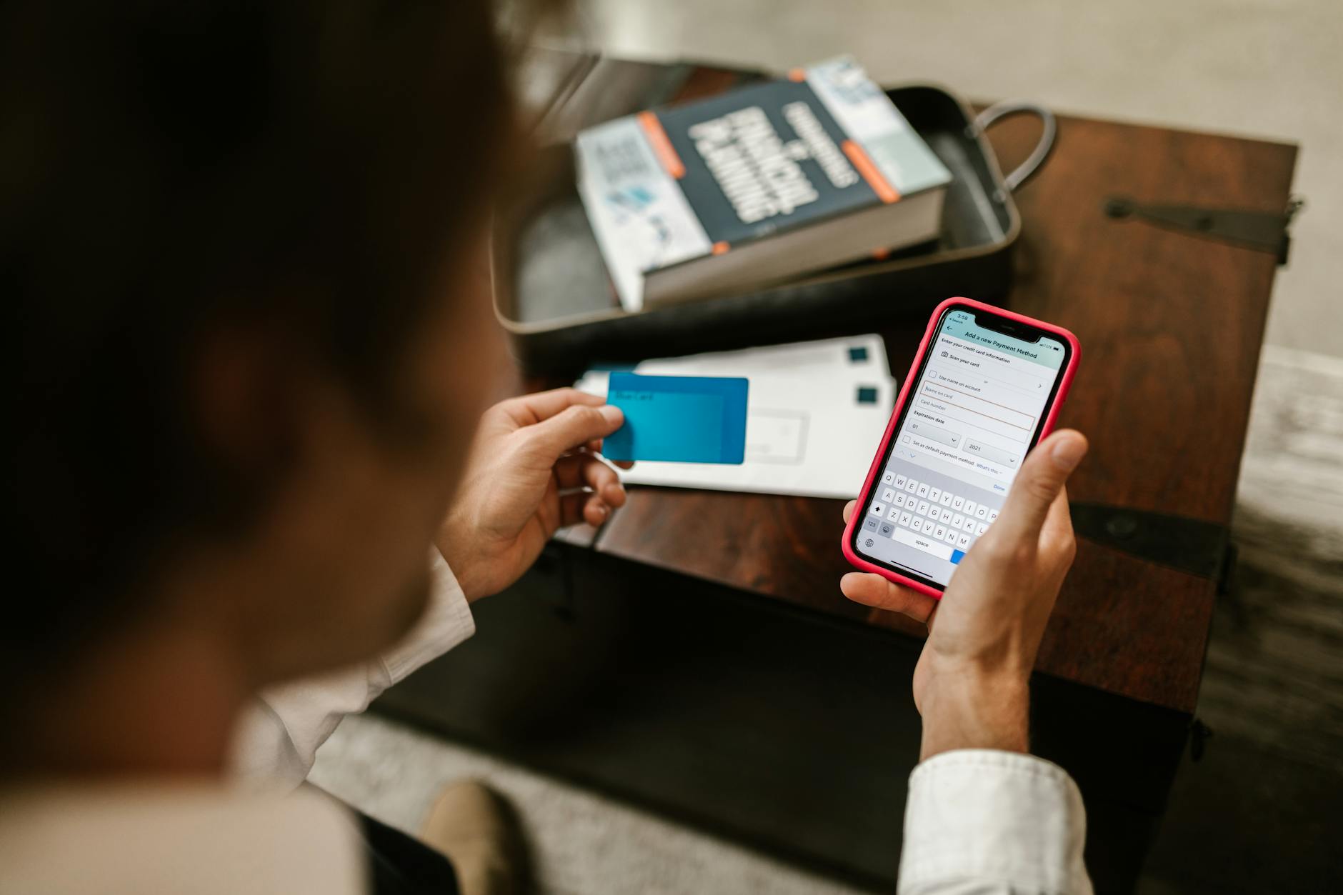 Người dùng kiểm tra và chụp lại biên lai chuyển khoản trên điện thoại