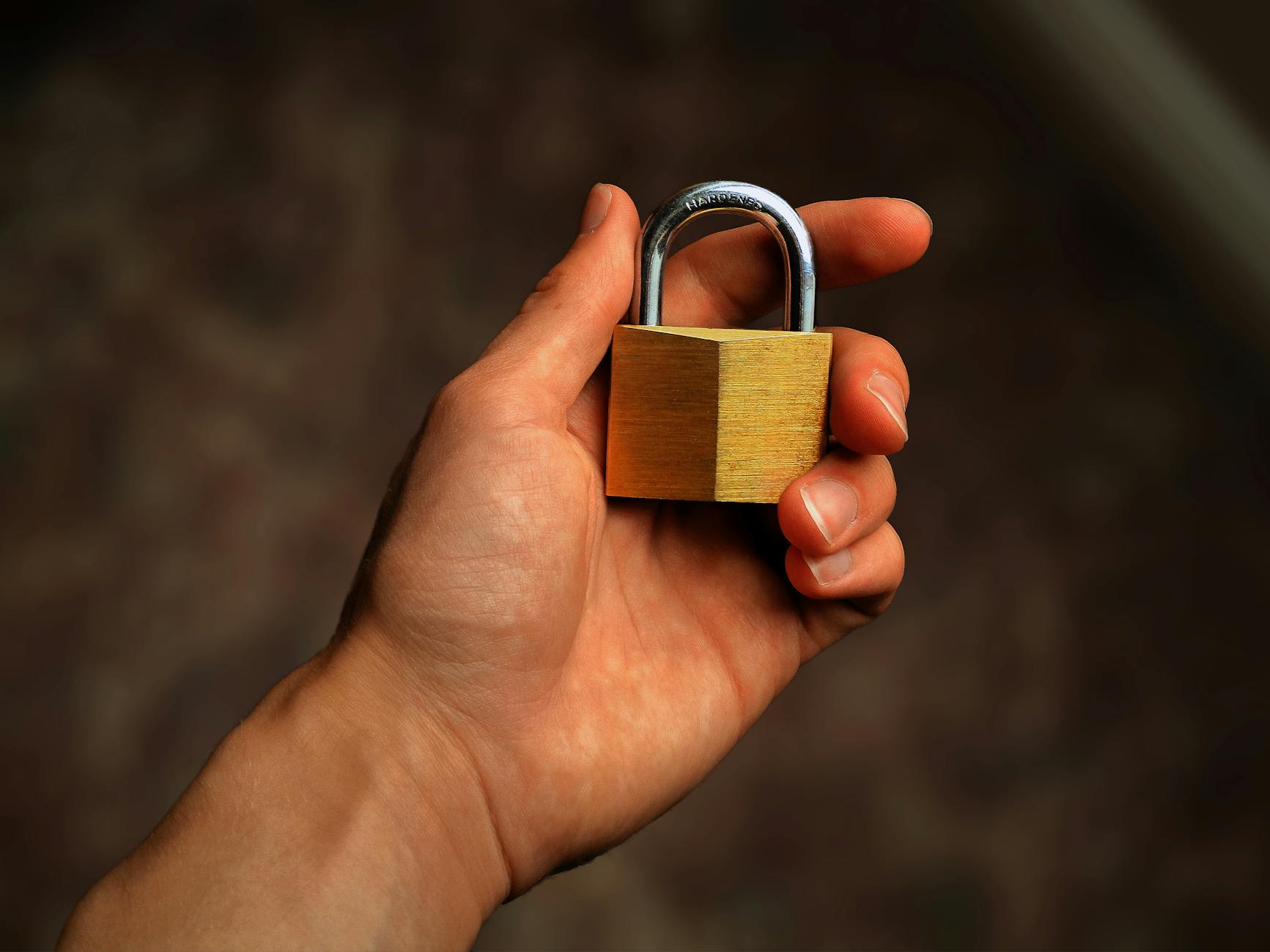 Biểu tượng khóa bảo mật trên màn hình tài khoản trực tuyến