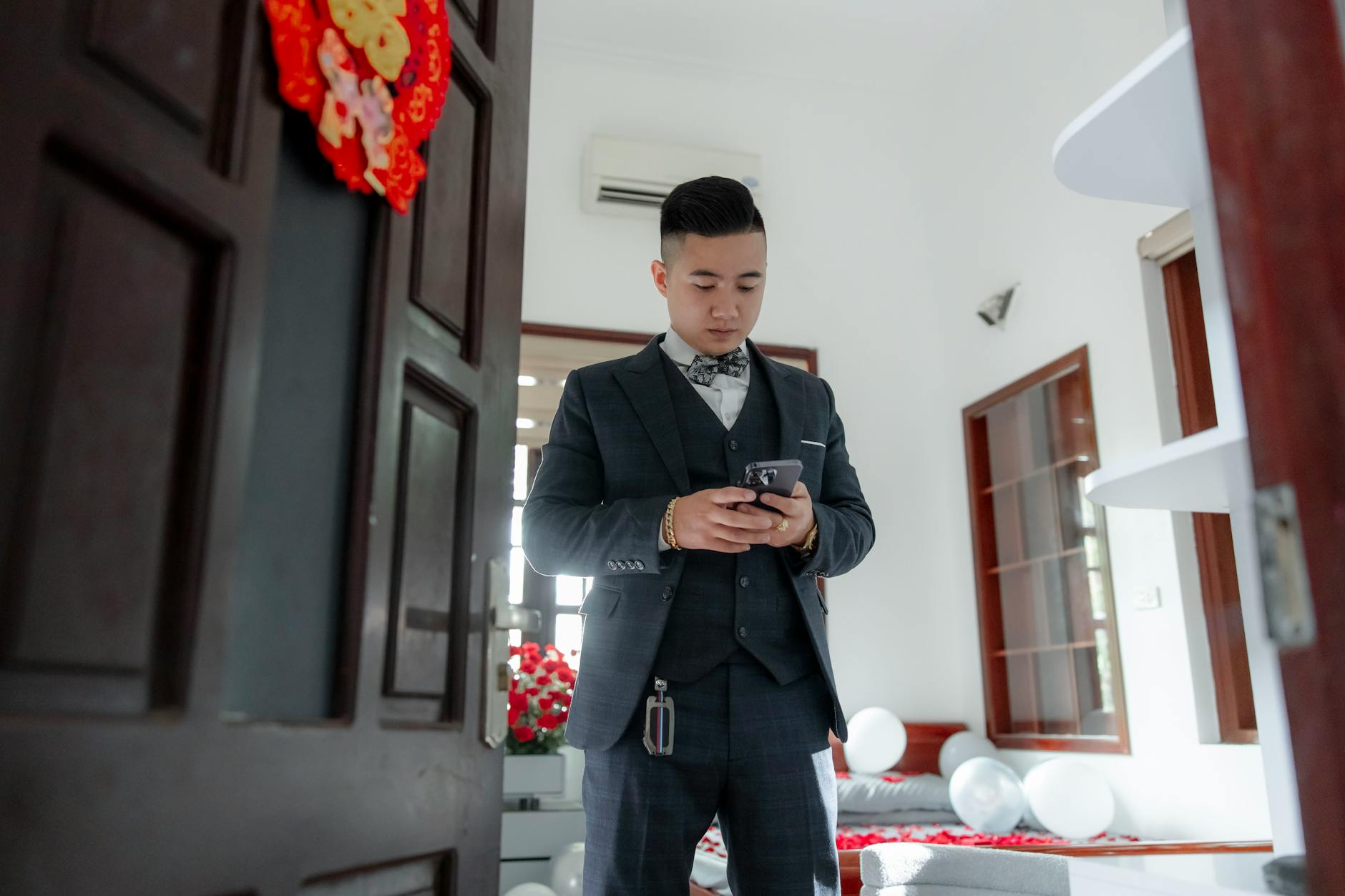 Thao tác nhập mã ưu đãi trên điện thoại ngay sau khi nhận được