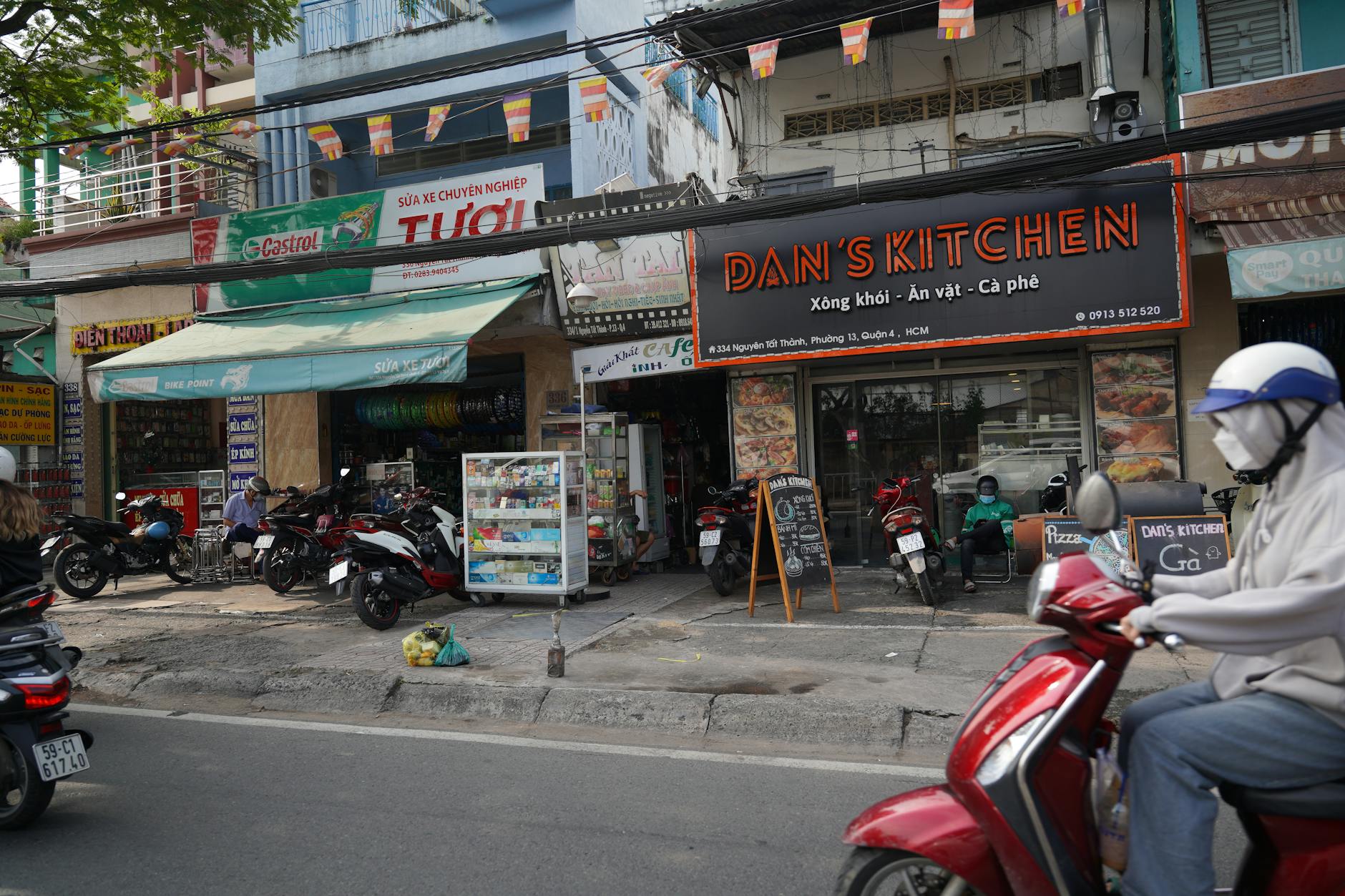 Giấy tờ cá nhân được chuẩn bị để xác minh và chỉnh sửa thông tin tài khoản