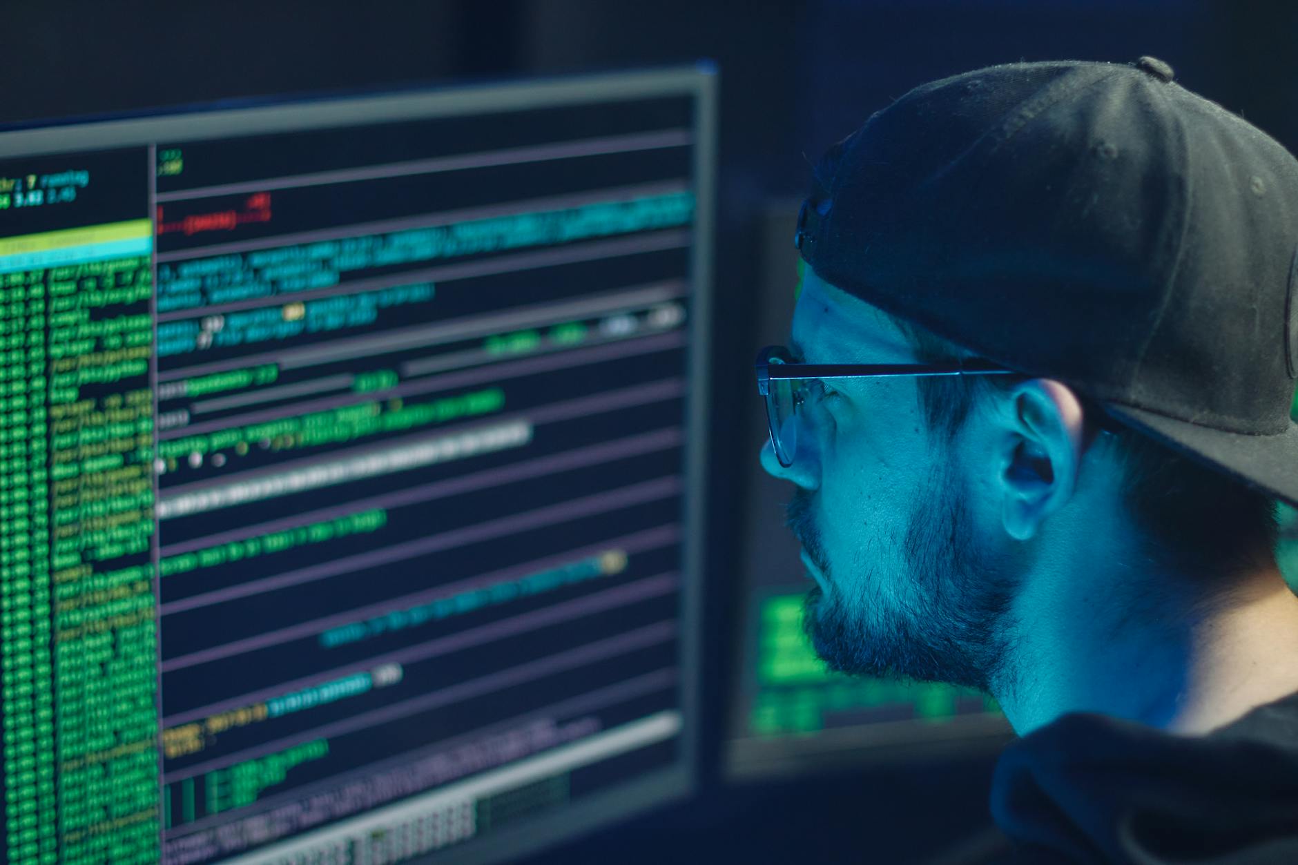 Minh họa bảo vệ tài khoản bằng mật khẩu mạnh và xác thực nhiều lớp