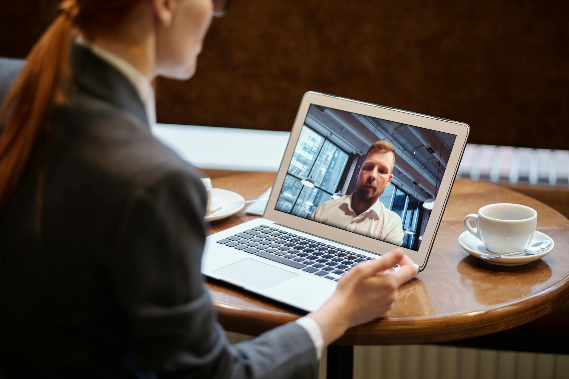 Nhân viên chăm sóc khách hàng hỗ trợ qua live chat chính thức